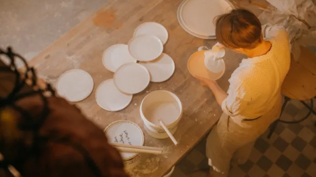 Vino y cerámica en el mismo sentido (una fusión sensorial que cautiva a los amantes del buen gusto)