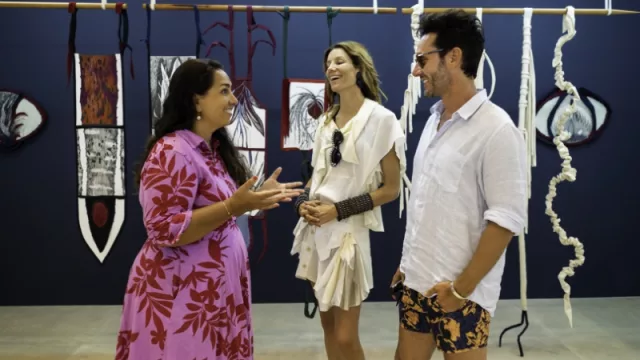 Laura Bardier, fundadora y directora de Este Arte, junto a la artista Catalina Swinburn y el actor Benjamín Vicuña.