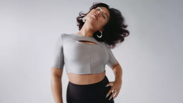 La nueva sensación de la música, Raye, toma el escenario central de la nueva campaña de H&M