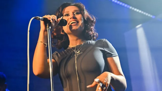 La estrella de la música Raye ofreció una exclusiva actuación en directo en el evento H&M Move