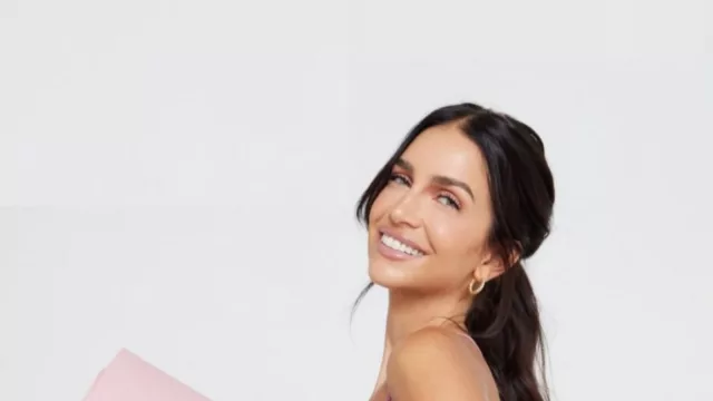 Zaira Nara presenta la Colchoneta de Yoga Zaira Beauty en un elegante tono rosa