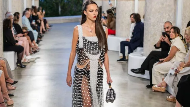 Louis Vuitton invade Barcelona con su Colección Crucero 2025: Ana de Armas, Marta Ortega y un ídolo del rap coreano deslumbran en el Parque Güell