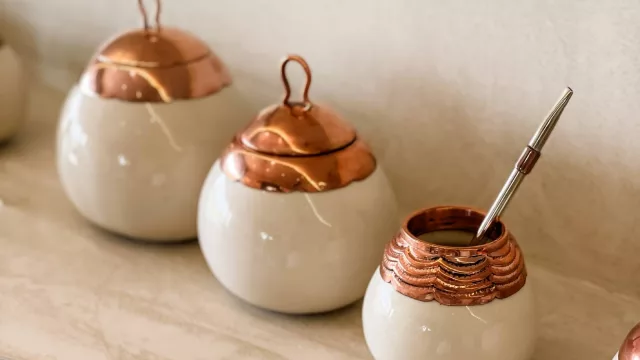 Una tendencia en aumento: la cerámica artesanal de Barona con un toque exclusivo de oro