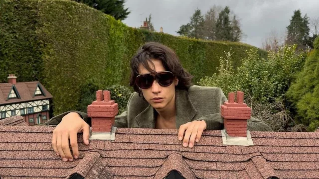 Loewe Otoño 2024: elegancia atemporal con Enzo Vogrincic y Kit Connor