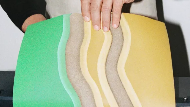 Loewe revoluciona la moda sostenible con la nueva versión de su bolso icónico