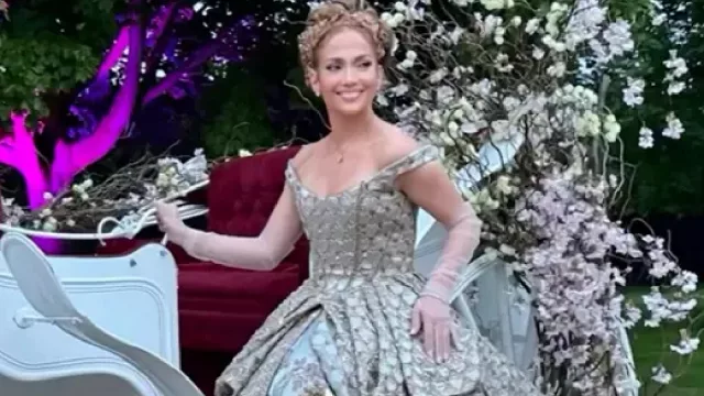 Jennifer Lopez celebra sus 55 años con una fiesta temática de Bridgerton!