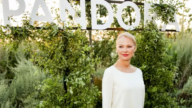 Pandora brilla en la pasarela de Copenhague: Pamela Anderson y 2.000 brazaletes roban el show
