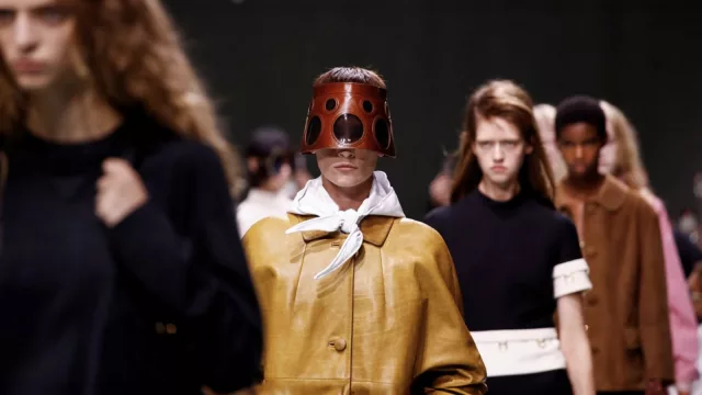 Prada Primavera 2025: cuando el futurismo sesentero se vuelve inhóspito
