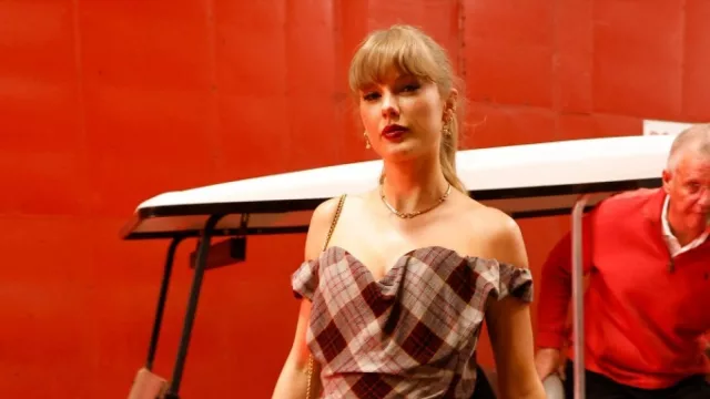 Taylor Swift revoluciona las ventas de "glitter freckles" en un partido de fútbol americano