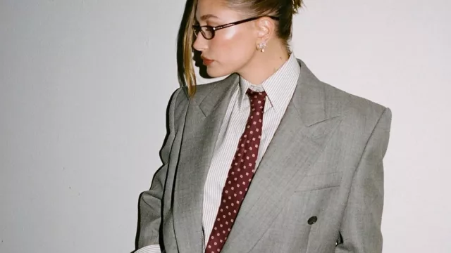Hailey Bieber adelanta la tendencia del traje oversize para la próxima temporada