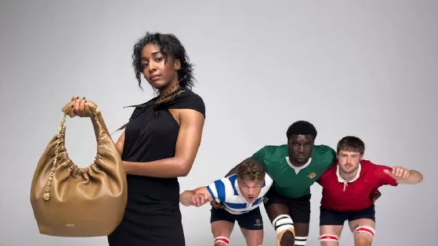 Loewe vuelve a romper el molde con su colección primavera-verano 2025 y un invitado muy especial: ¡el hombre de la cebolla gigante!