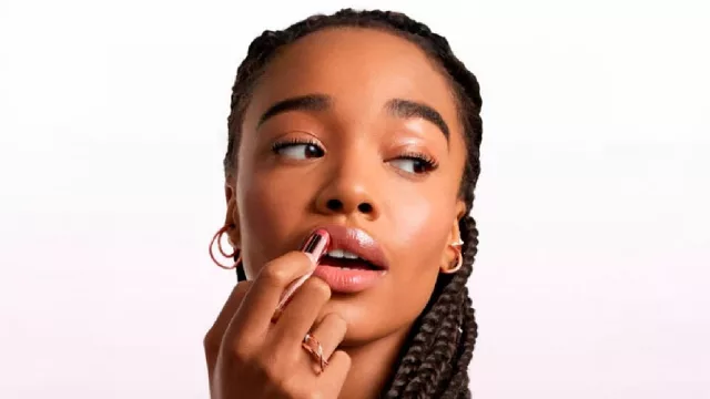 Lancôme presenta el nuevo Lip Idôle Squalane 12 Butterglow: el brillo perfecto con un toque de lujo