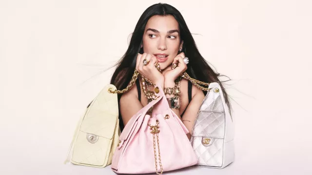 Dua Lipa y su nuevo imprescindible de lujo: el bolso Chanel 25