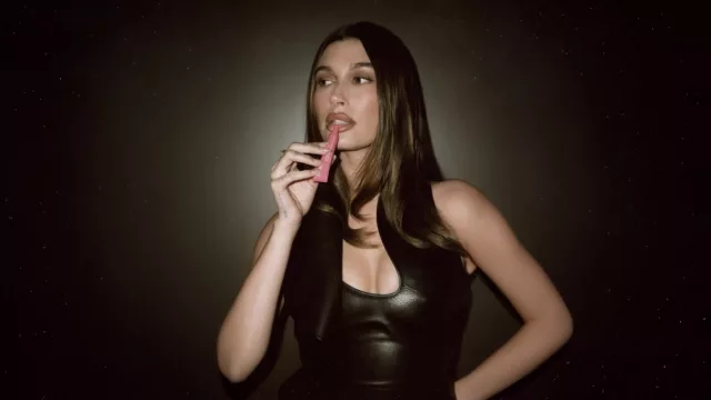 Hailey Bieber y su minivestido marrón: la elección perfecta para celebrar su éxito empresarial