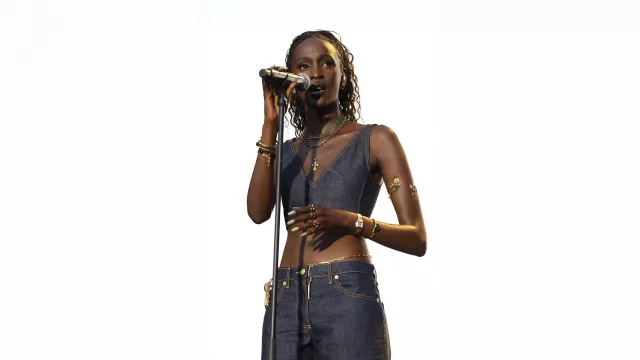 Lous and the Yakuza encendió la France Music Week vestida de Louis Vuitton