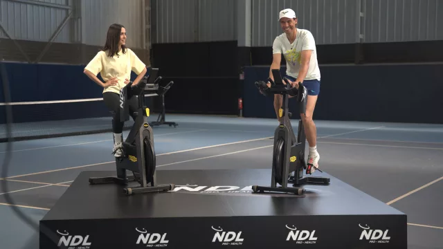 Rafa Nadal se sube a la bici (literalmente) para lanzar su podcast solidario con alma, sudor y muchos kilómetros