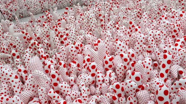 Yayoi Kusama toma Osaka: puntos, espejos y el infinito en una nueva muestra que lo cambia todo