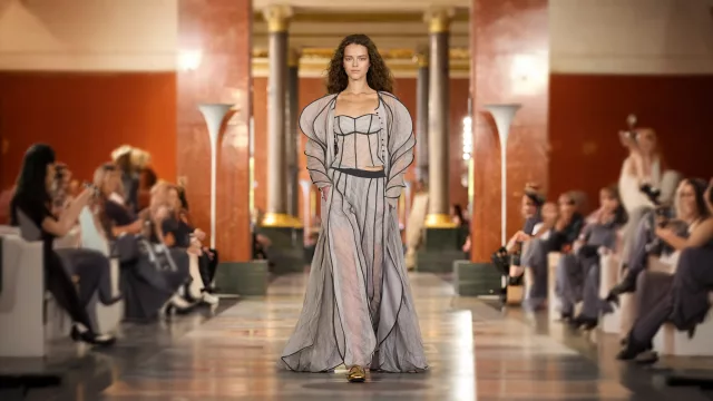 Louis Vuitton SS26: intimidad, libertad y el arte de vivir en el Louvre