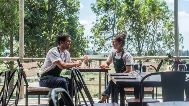 Guayabo: el restaurante en medio del campo que crece en José Ignacio con un modelo distinto