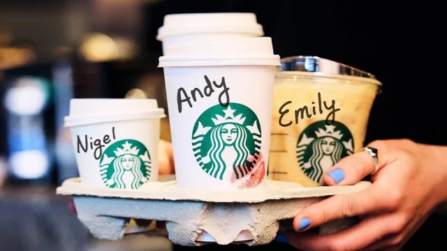 ¿Un latte para Miranda? Starbucks lanza su collab más icónica