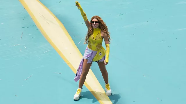 Las mangas statement fueron las protagonistas en los outfits de Shakira y Belinda