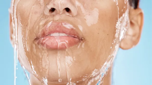 Skin flooding: la rutina de hidratación que promete rescatar la piel del invierno (y por qué todos hablan de ella)