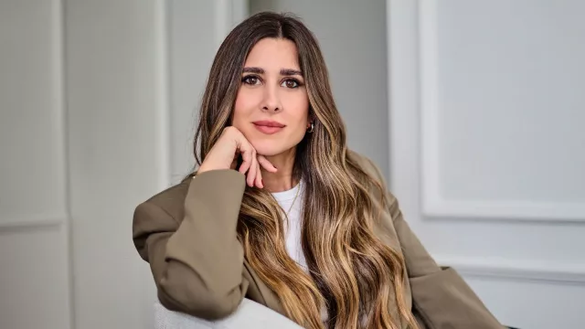 Mercedes Ron: quién es la escritora detrás de las historias de amor que arrasan en streaming