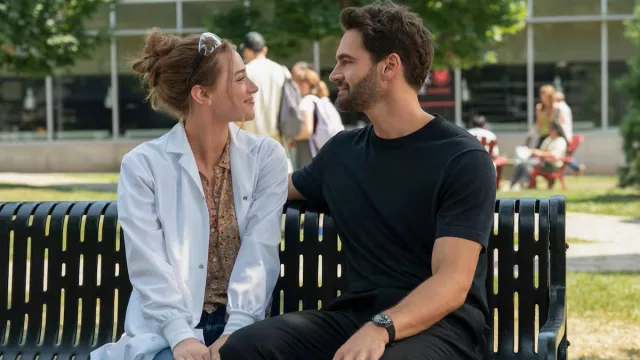 Quién es Ali Hazelwood, la neurocientífica que convirtió el romance STEM en un fenómeno global