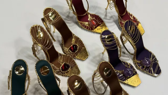 Anthony Vaccarello y los zapatos de Saint Laurent Primavera-Verano 2027: serpientes, oro y ningún bolso